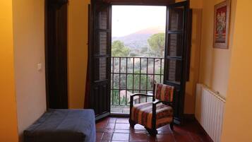 Een 16-inch flatscreentelevisie met digitale zenders en een televisie