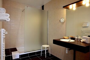 Gratis toiletartikelen, een haardroger, handdoeken