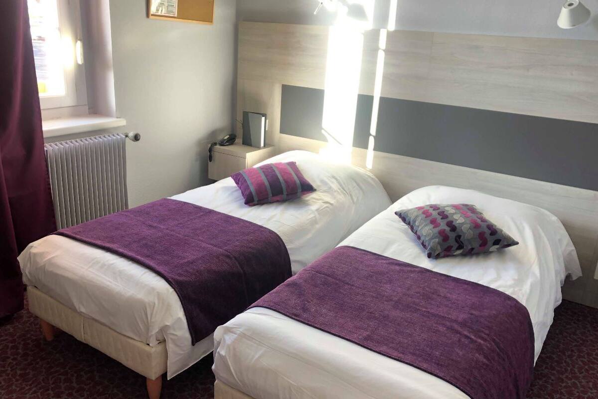 Chambre avec lits jumeaux | Bureau, fer et planche à repasser, Wi-Fi gratuit, draps fournis