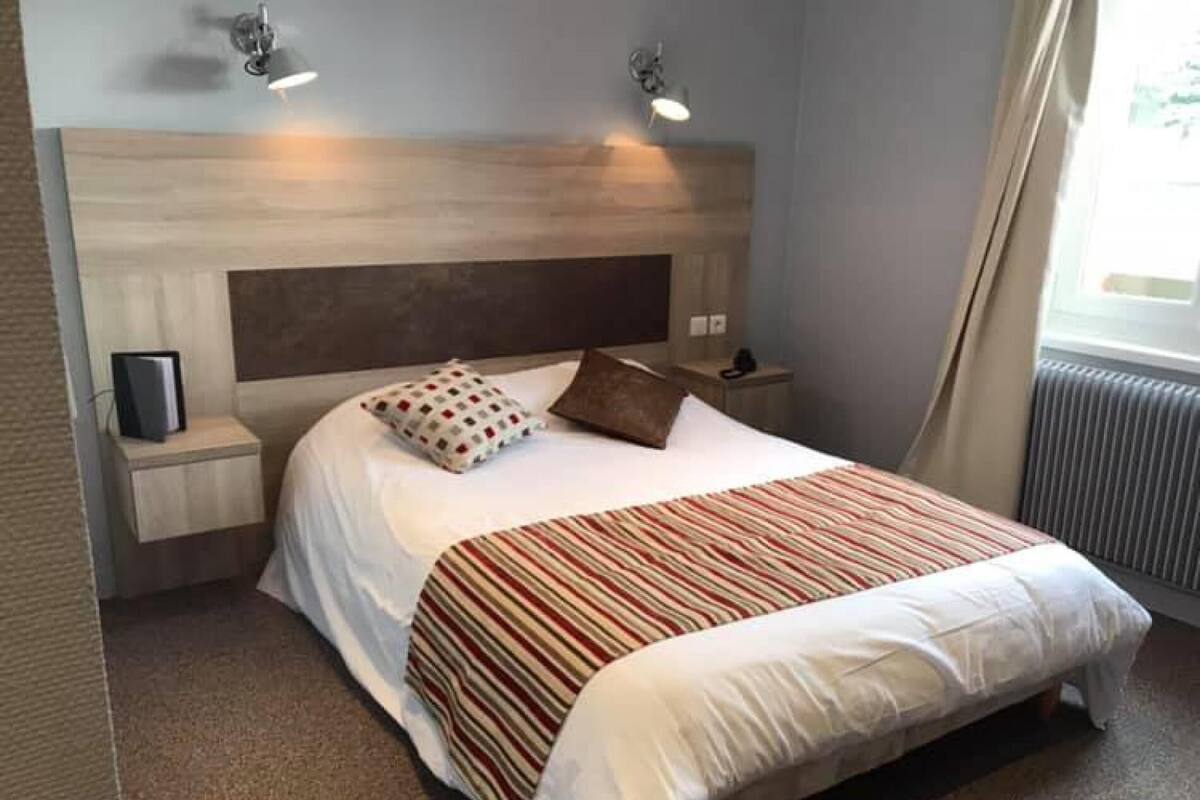 Chambre Double | Bureau, fer et planche à repasser, Wi-Fi gratuit, draps fournis