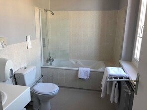 Triple Room | Bilik Mandi | Kelengkapan dandanan diri percuma, pengering rambut, tuala disediakan 