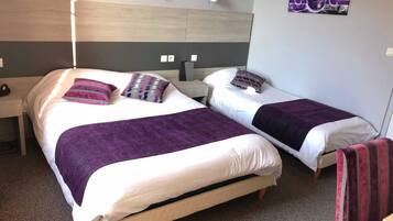 Escritorio, tabla de planchar con plancha, wifi gratis y ropa de cama