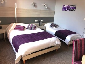 Een bureau, een strijkplank/strijkijzer, gratis wifi, beddengoed