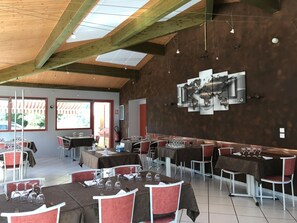 Serveert ontbijt, lunch en diner