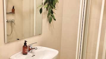 Regadera, amenidades de baño gratuitas, secadora de cabello, toallas
