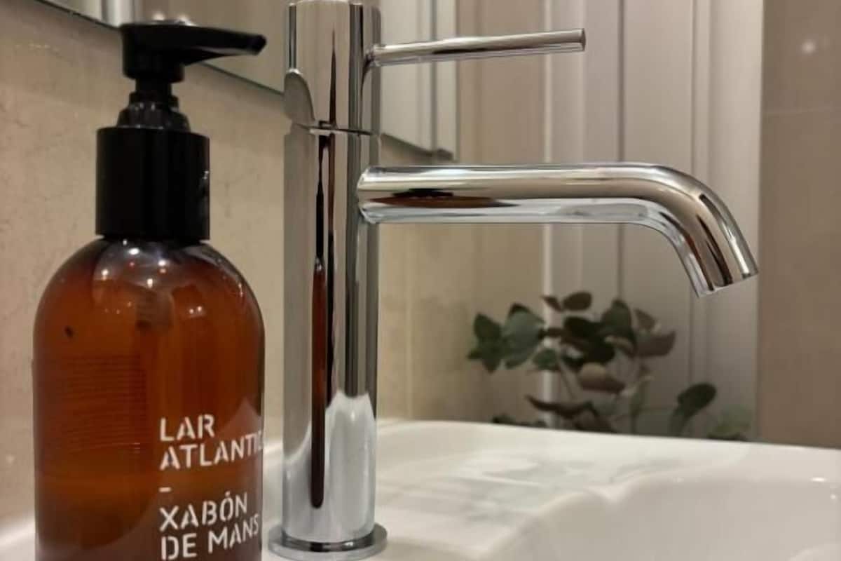Een douche, gratis toiletartikelen, een haardroger, handdoeken