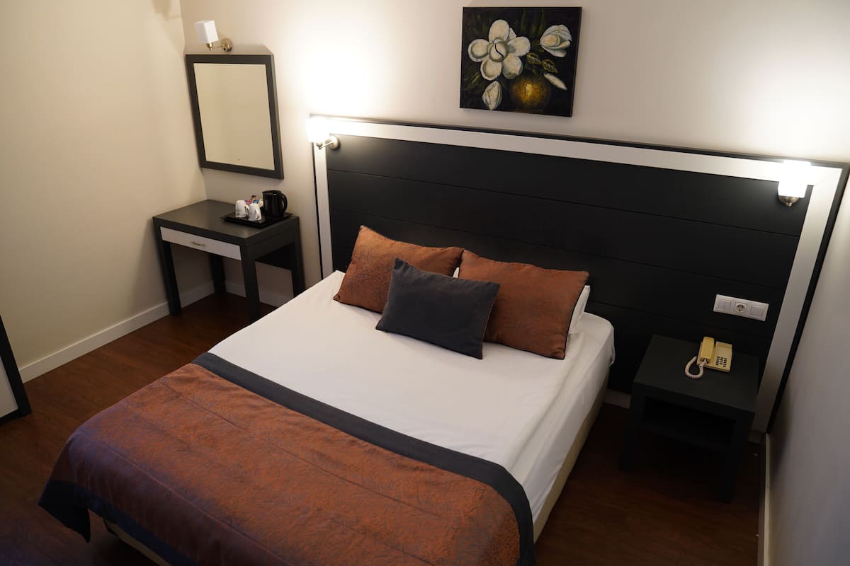 1 bedroom, premium bedding, down comforters, free minibar items