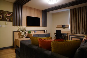 Family Suite | Living area | 106-cm TV with satellite channels