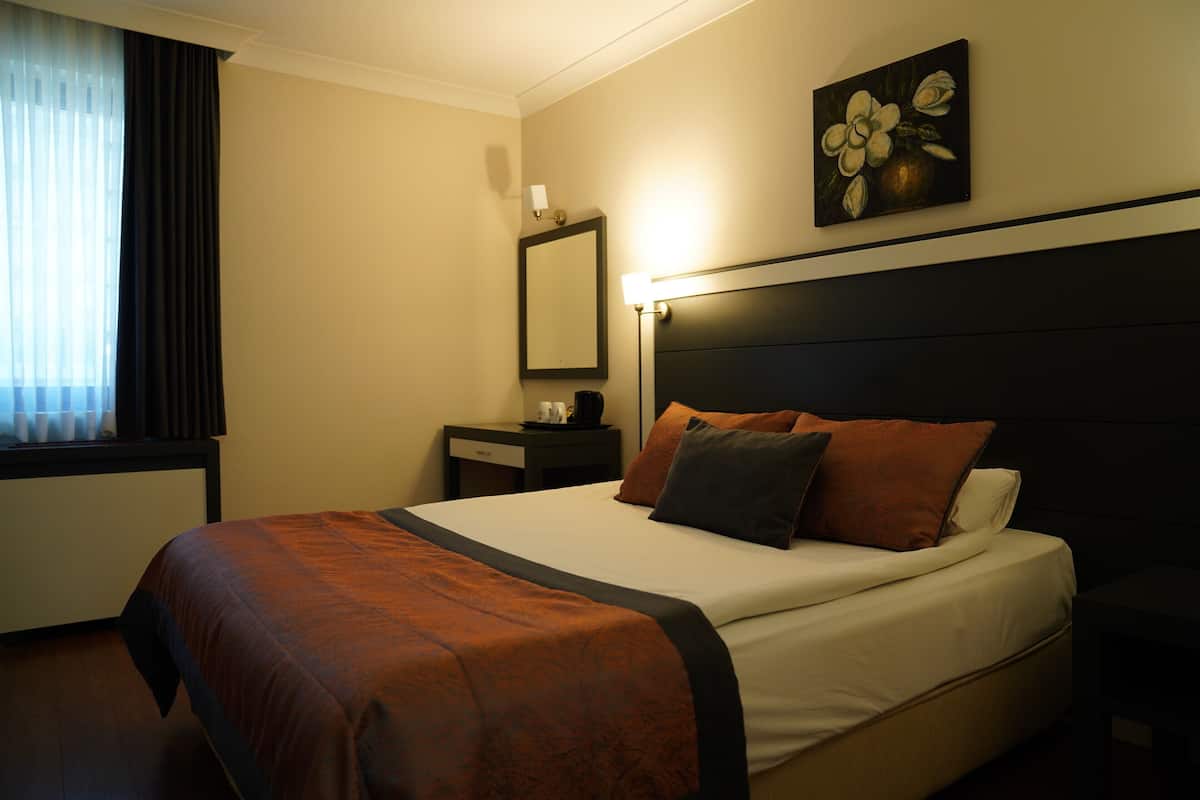 1 bedroom, premium bedding, down comforters, free minibar items