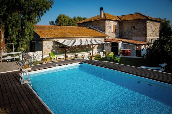 Seasonal outdoor pool, a rooftop pool, pool umbrellas, pool loungers - Locanda Villa Naumanni  (Tarquinia)