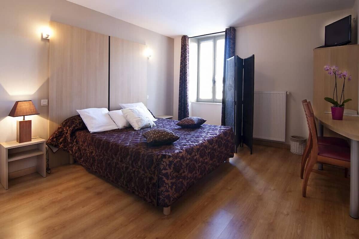 desk, iron/ironing board, free wifi