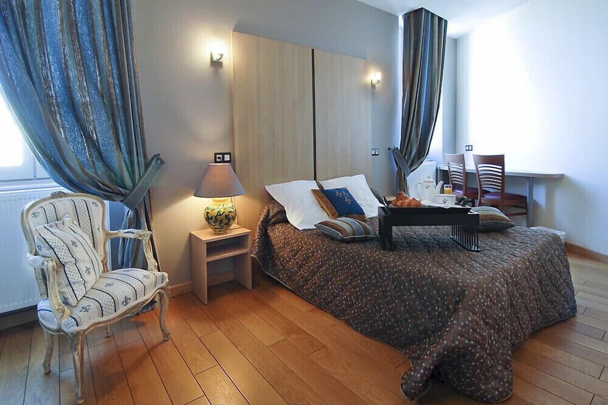 desk, iron/ironing board, free wifi