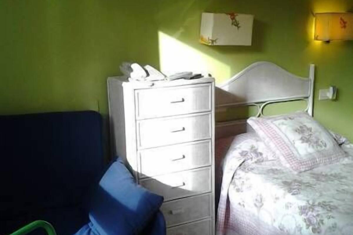 single room | desk, blackout curtains, free cots/infant beds, free wifi