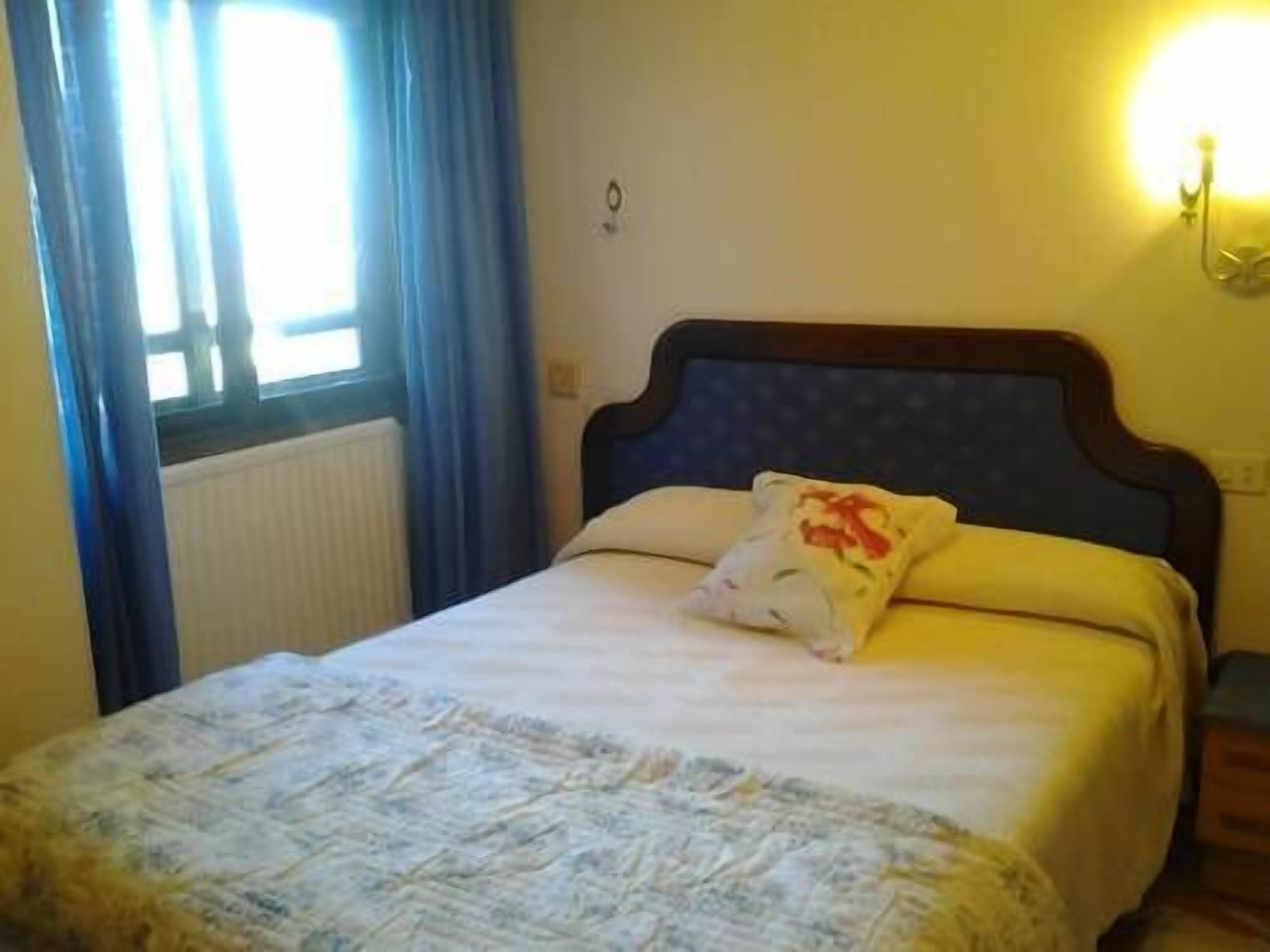 double room, 1 double or 2 single beds | bathroom | free toiletries, hair dryer