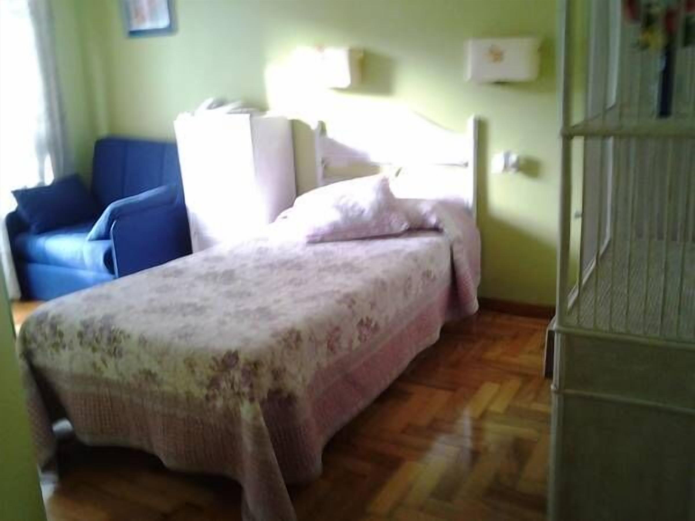 single room | desk, blackout curtains, free cots/infant beds, free wifi