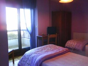 Tweepersoonskamer, 1 tweepersoonsbed of 2 eenpersoonsbedden | Een bureau, verduisterende gordijnen, gratis babybedden, gratis wifi