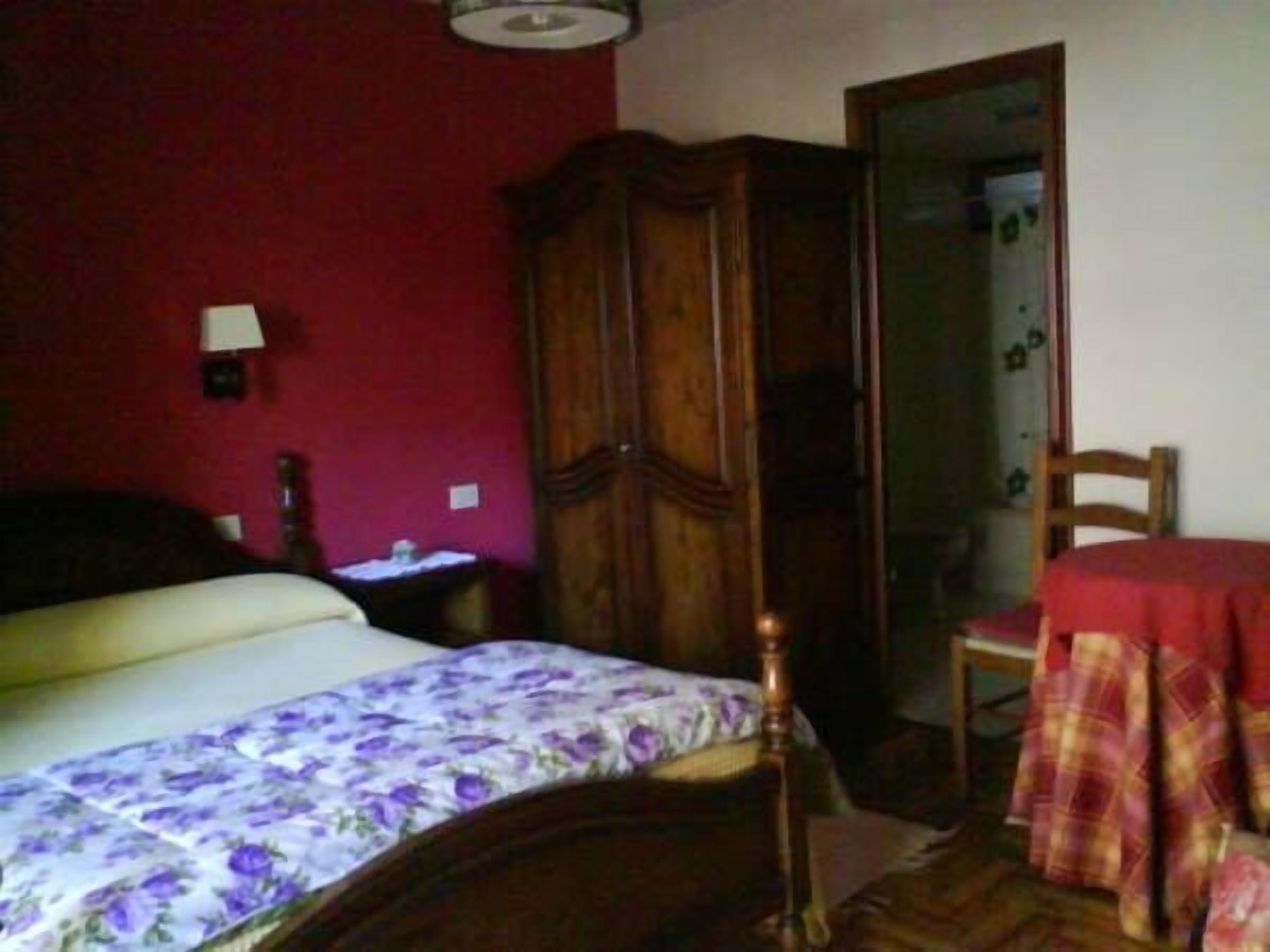 double room, 1 double or 2 single beds | desk, blackout curtains, free cots/infant beds, free wifi