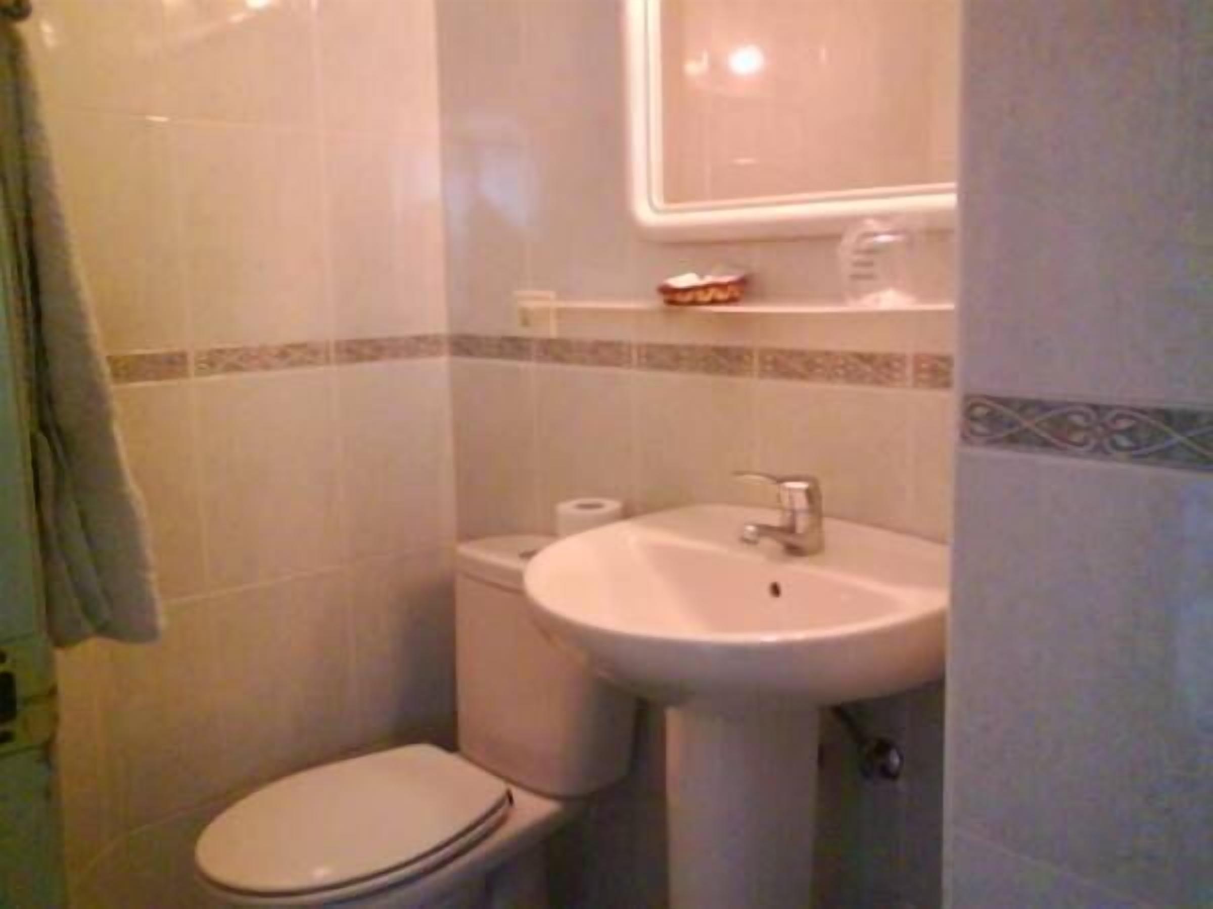 double room, 1 double or 2 single beds | bathroom | free toiletries, hair dryer