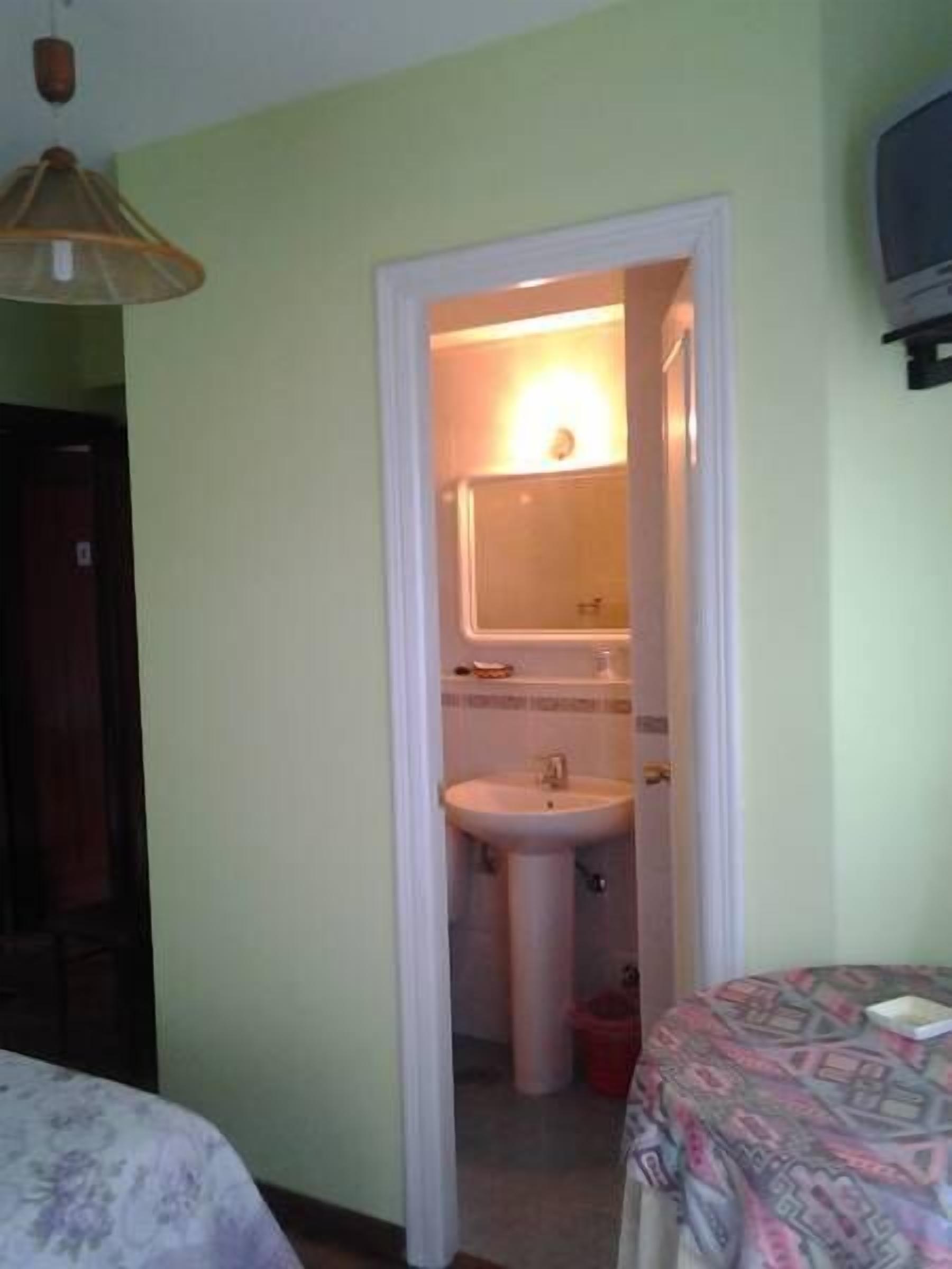 single room | desk, blackout curtains, free cots/infant beds, free wifi