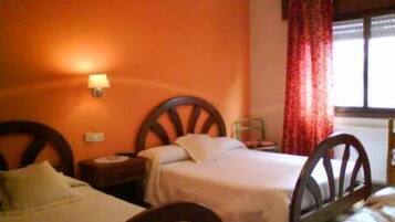 Quarto casal, 1 cama de casal ou 2 camas de solteiro | Escrivaninha, cortinas blackout, berços grátis, Wi-Fi de cortesia