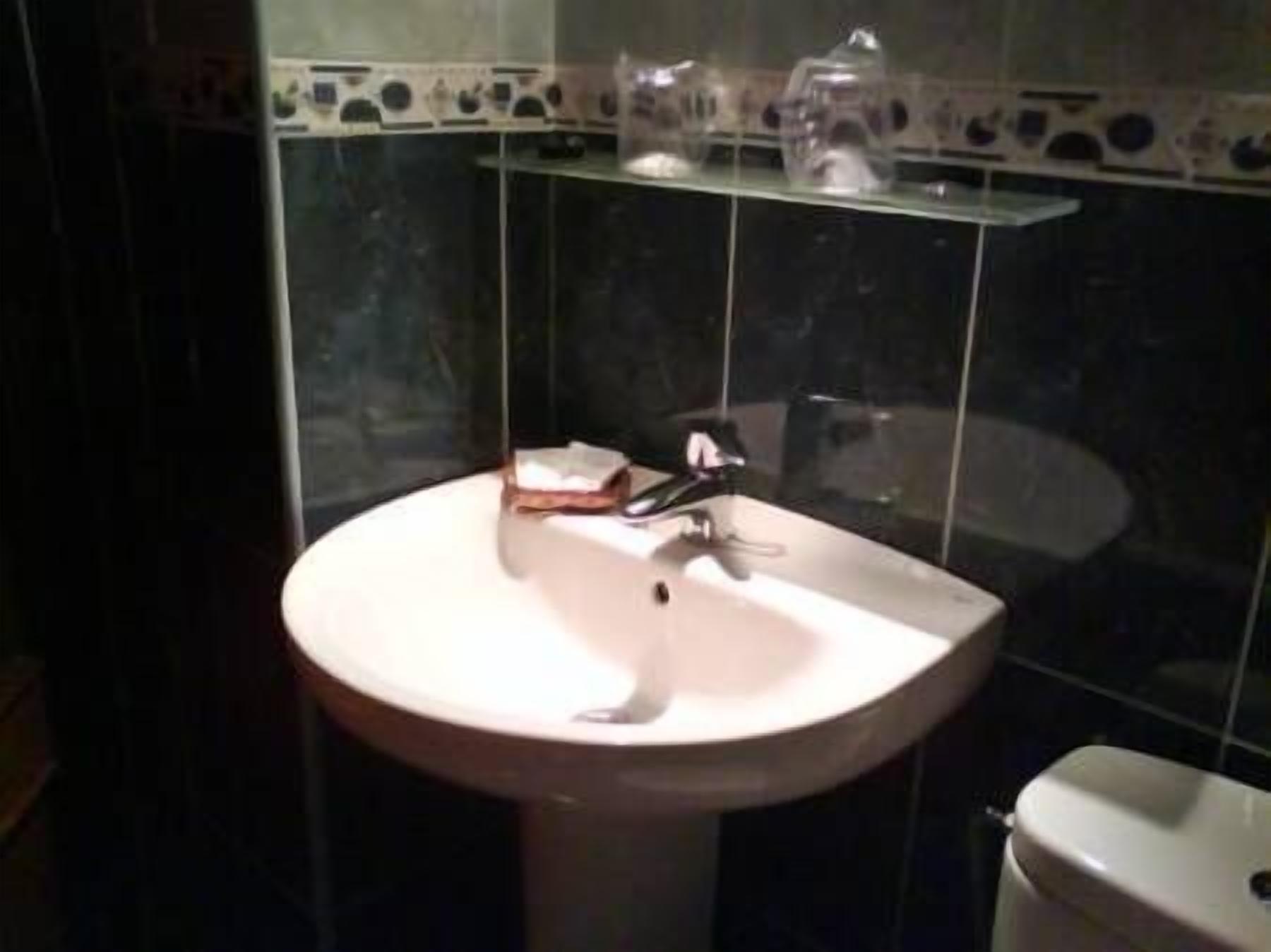 double room, 1 double or 2 single beds | bathroom | free toiletries, hair dryer