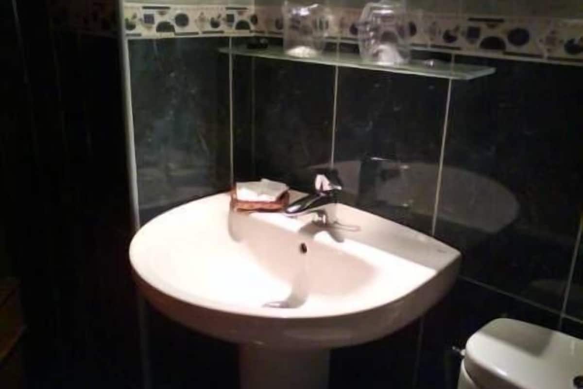 double room, 1 double or 2 single beds | bathroom | free toiletries, hair dryer