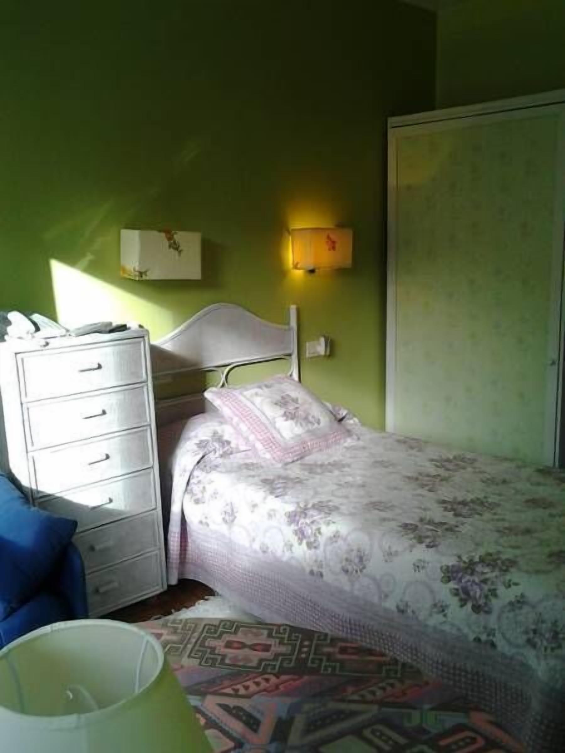 single room | desk, blackout curtains, free cots/infant beds, free wifi