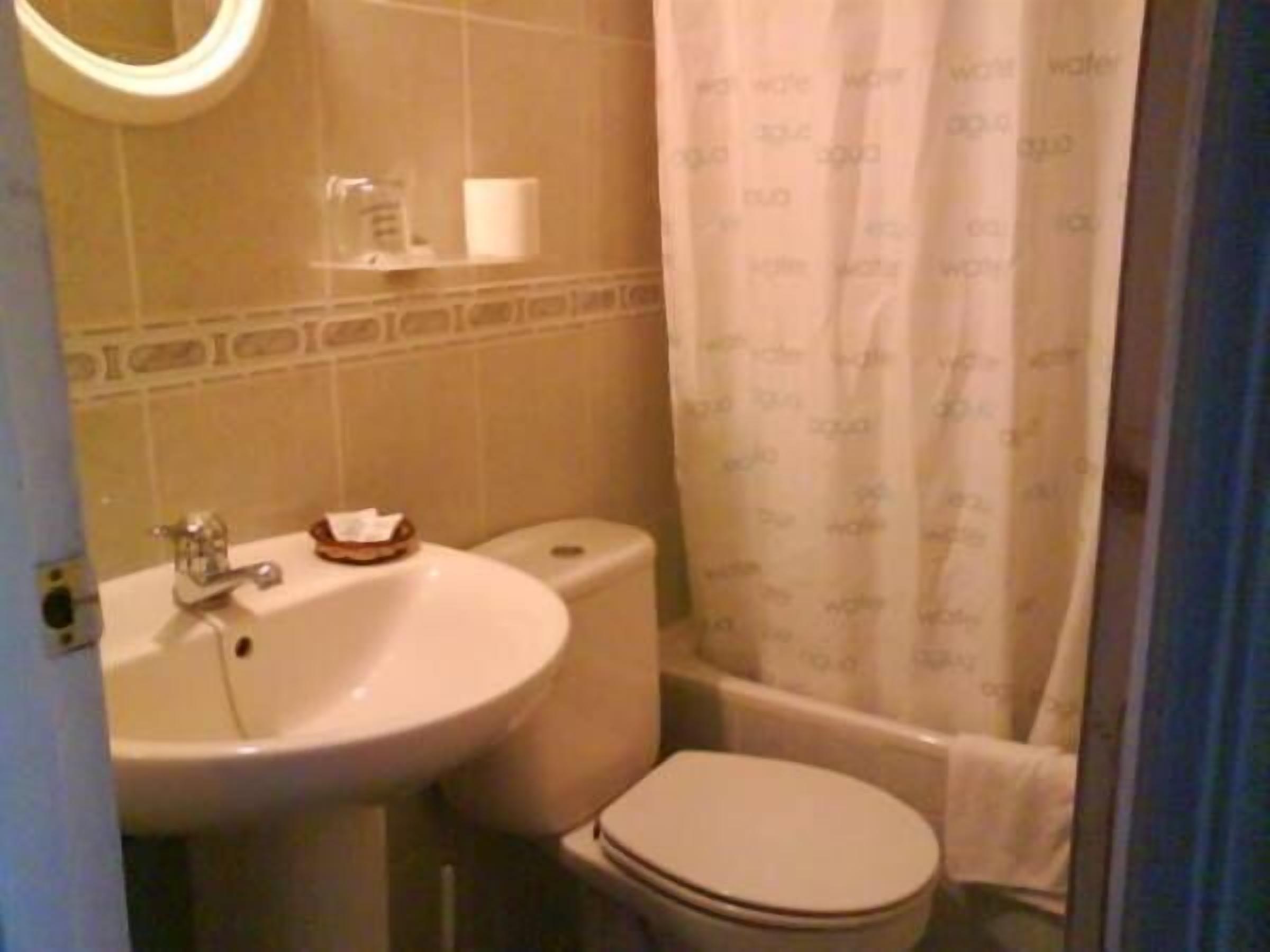 double room, 1 double or 2 single beds | bathroom | free toiletries, hair dryer