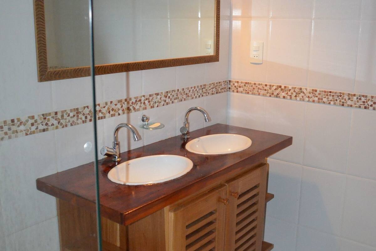 quarto master superior | bathroom | shower, free toiletries, hair dryer, towels