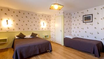 Escritorio, sistema de insonorización, wifi gratis y ropa de cama