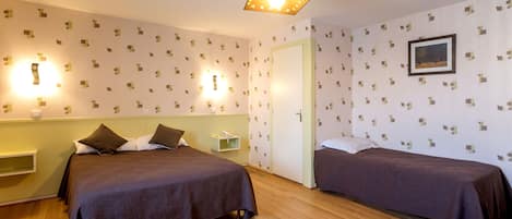Chambre quadruple Confort | Bureau, systĂšme dâinsonorisation, accĂšs au Wi-Fi (inclus)