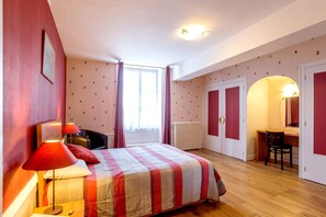 Desk, soundproofing, free WiFi, bed sheets - Hotel de la Poste (Mornant)