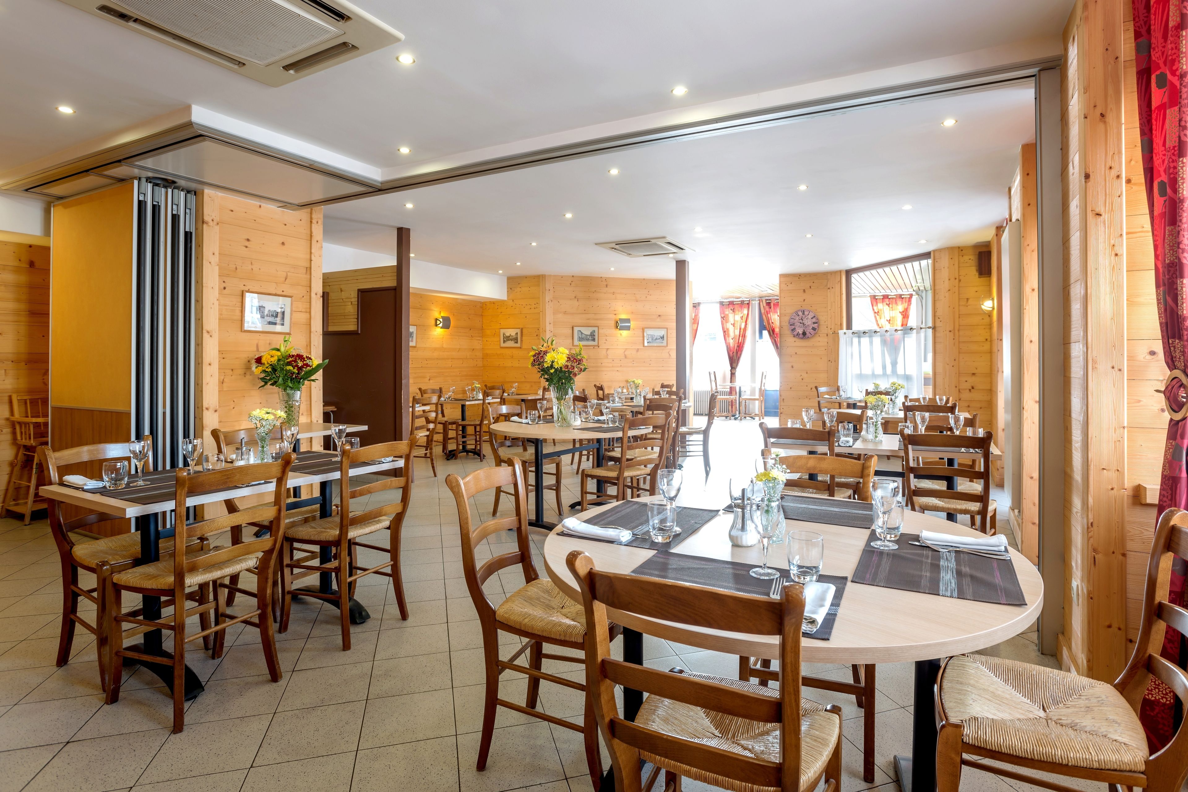 供應午餐和晚餐，法國料理