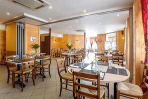 Déjeuner et dîner servis sur place, spécialités Cuisine française