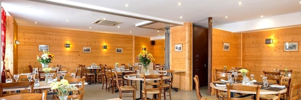 Déjeuner et dîner servis sur place, spécialités Cuisine française