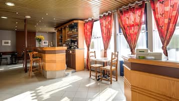 Se sirven almuerzos y cenas, cocina francesa