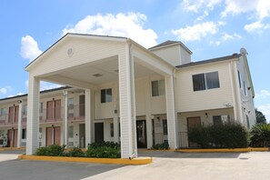 Front of property - Western Inn (Gonzales)