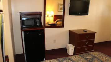 Desk, soundproofing, iron/ironing board, free WiFi