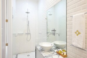 Suite, Balcony (Elegance) | Bathroom | Free toiletries, hair dryer, towels