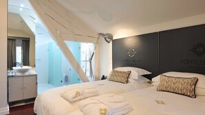 A modern hotel room with a large bed, a bathroom with a glass shower, and a view of the outside. - Fonte da Foz Bed & Breakfast Terrace (Figueira da Foz)