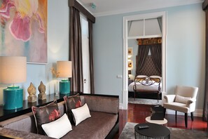 Suite, balcón (Elegance) | Minibar, caja de seguridad en la habitación y cortinas blackout