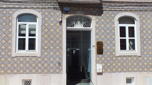 A building with a tiled facade featuring a repeating geometric pattern. - Fonte da Foz Bed & Breakfast Terrace (Figueira da Foz)