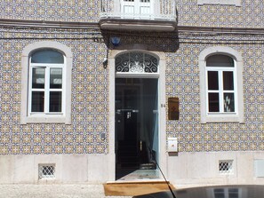 Vista frontal de la propiedad