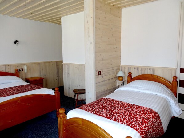 Desk, free WiFi - Hôtel les Sapins (Longevilles-Mont-d'Or)