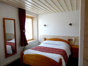 Desk, free WiFi - Hôtel les Sapins (Longevilles-Mont-d'Or)