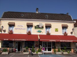 Un edificio con un letrero que indica que es un hotel y restaurante.