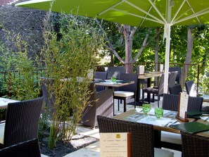 Lunch och middag serveras, njut av de goda smakerna från franska köket.