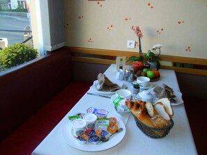 Lunch and dinner served, French cuisine