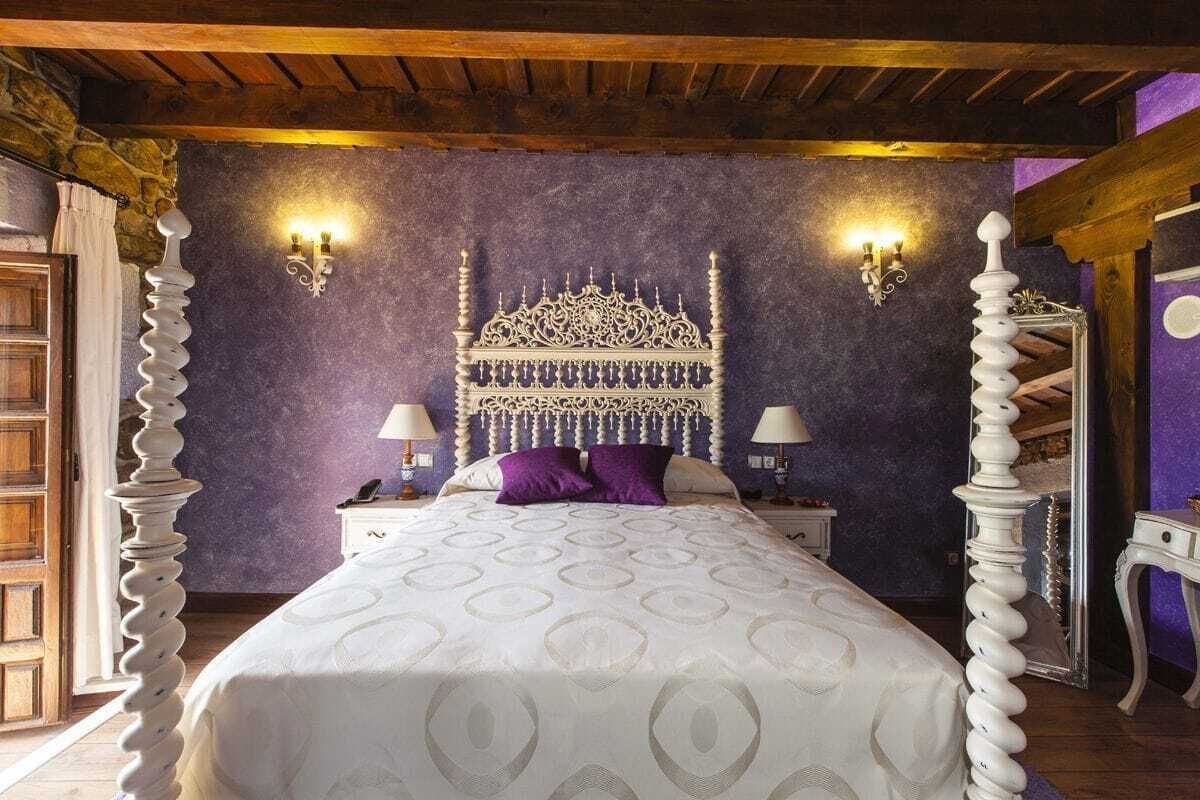 أغطية فراش متميزة وأسرّة بطبقة علوية مريحة وخزنة داخل الغرفة