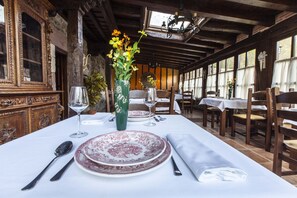 供应早餐和晚餐